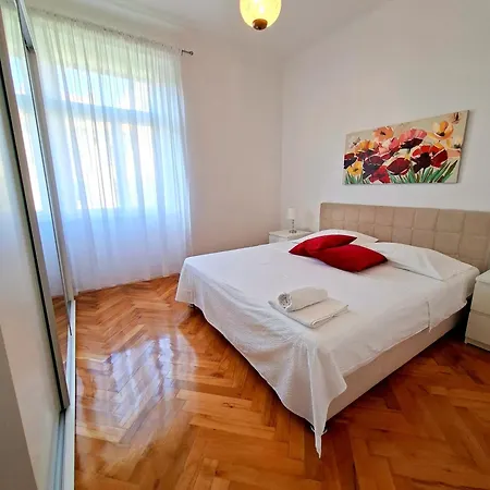 Spacious Near Old Town *