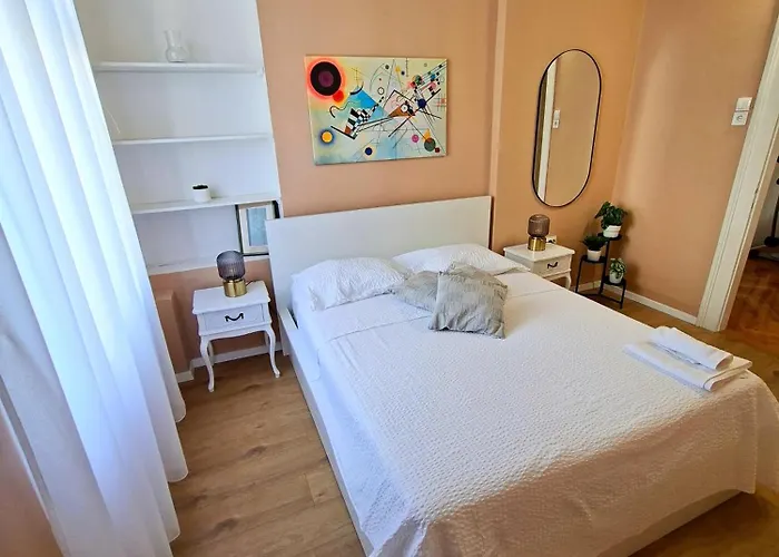 Spacious Near Old Town Apartment *