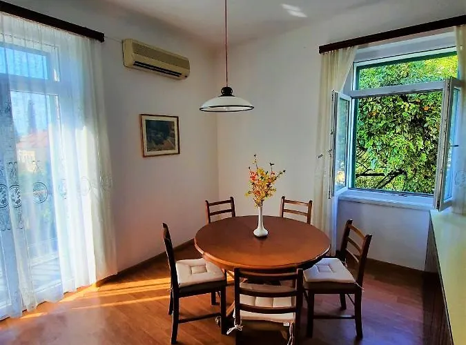 Spacious Near Old Town Apartment Split