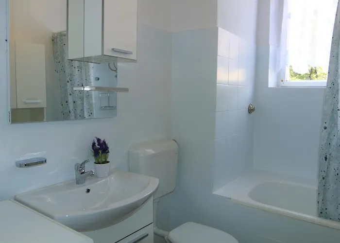 Spacious Near Old Town Apartment *