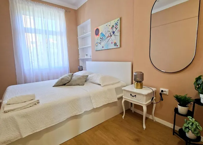 Spacious Near Old Town Apartment