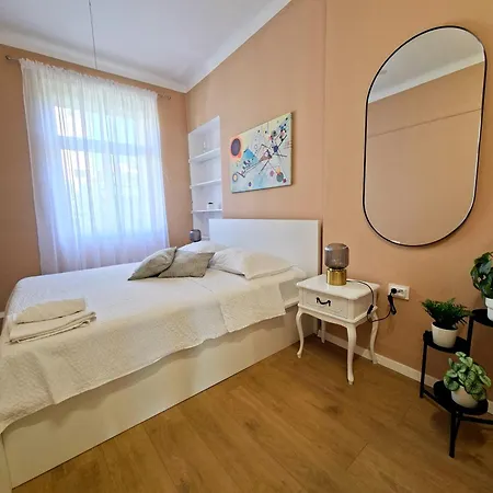 Spacious Near Old Town アパート